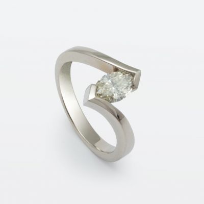 Witgouden ring met markies geslepen diamant