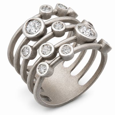 Brede witgouden ring met diverse diamanten van de klant Zuurdeeg en Ockels