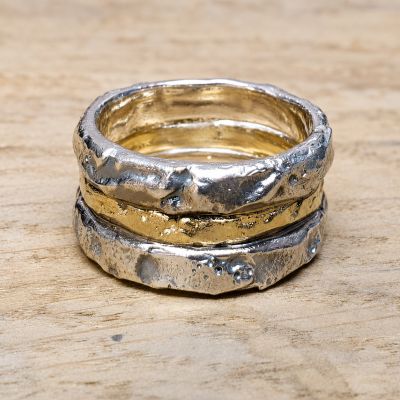 drie vuuringen zilver en goud samen gevoegd tot een ring.