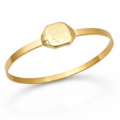 Geelgouden smeedarmband met zegel van bestaande ring er op Zuurdeeg en Ockels