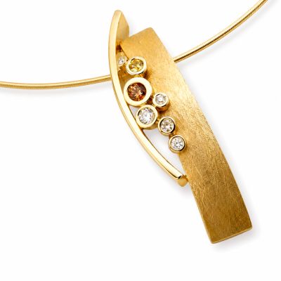 Gouden hanger gemaakt van eigen goud en edelstenen