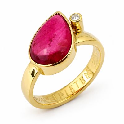Gouden ring met druppelvormige tourmalijn en diamant