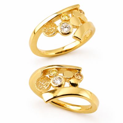 Gouden rondjes smeedringen met vinger afdruk en diamant Zuurdeeg en Ockels