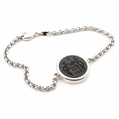 Witgouden jasseron schakelarmband met zegel met familie wapen in onyx