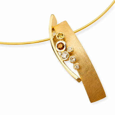 Gouden hanger gemaakt van eigen goud en edelstenen Zuurdeeg en Ockels
